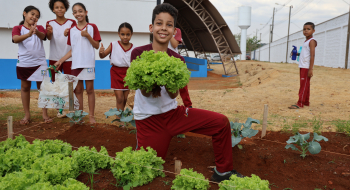 Crianças e comunidade escolar celebram primeira colheita do Projeto Agricultura Urbana